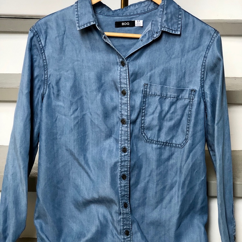 BDG WOMEN’S LONG SLEEVE BLUE JEAN SHIRT SIZE SMALL